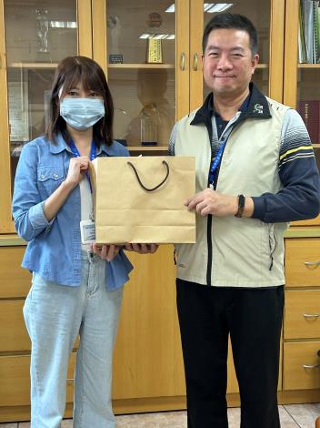 主任頒獎予同仁張春蓮-第2張