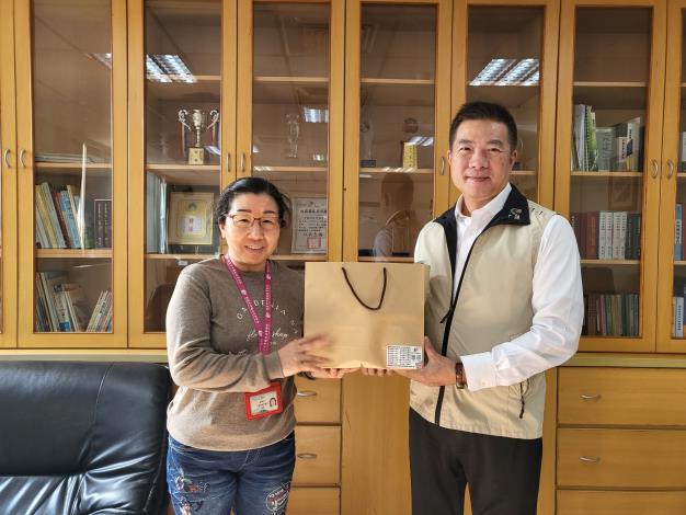 主任頒獎予同仁李秀柑