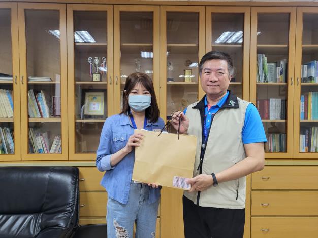 主任頒獎予同仁張春蓮