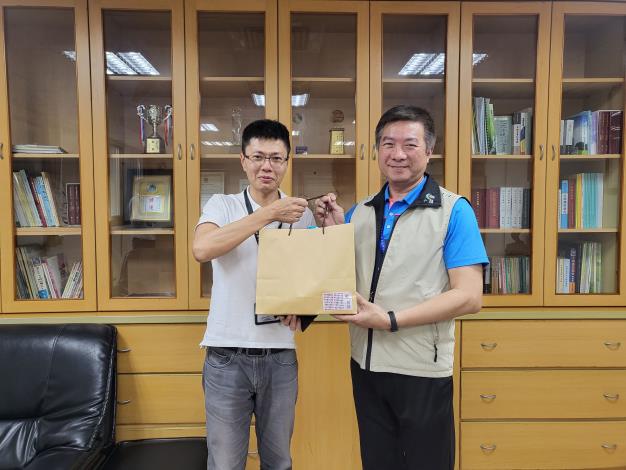 主任頒獎予同仁范志中