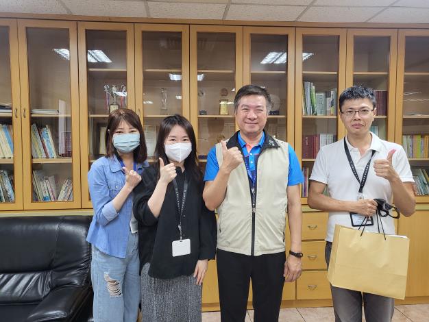 主任及登記課長與獲獎同仁合照