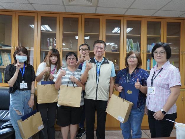 主任與受獎同仁合照-第2張