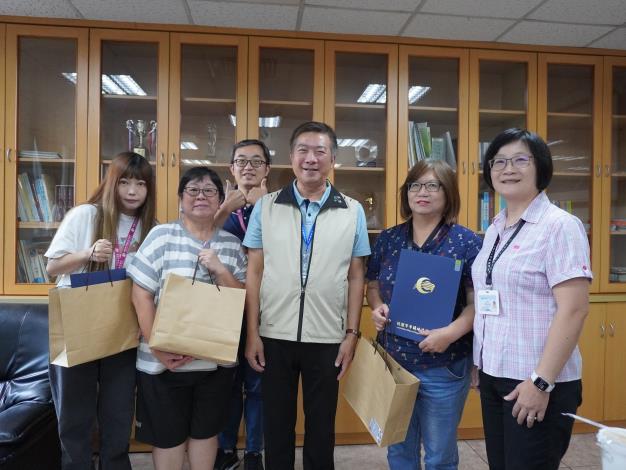 主任與受獎同仁合照-第1張