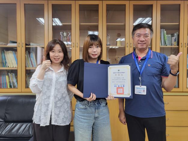 主任與登記課長及獲獎同仁合照