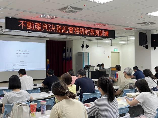 講師授課中-第2張