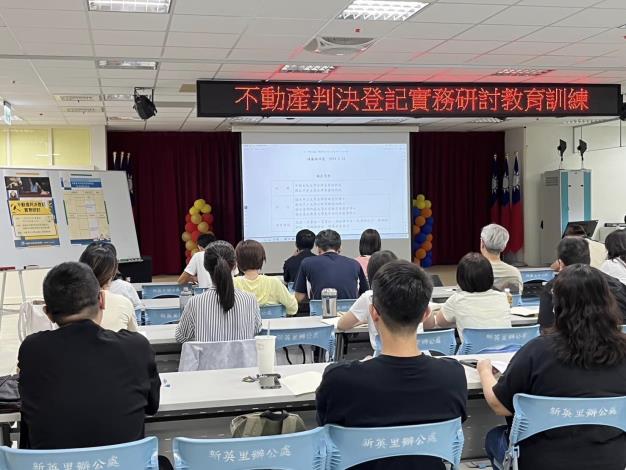 講師授課中-第1張