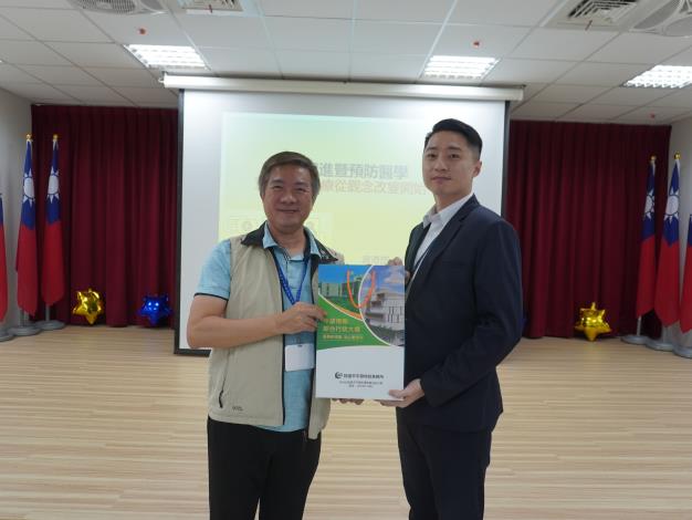 主任頒發宣導品予講師