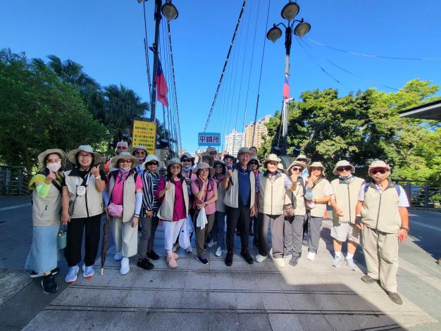 本所碧潭橋前大合照