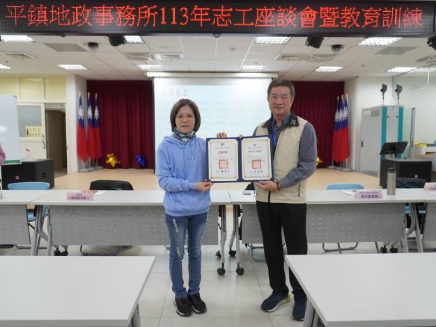 主任頒發績優獎及全勤獎予志工邱寶秀