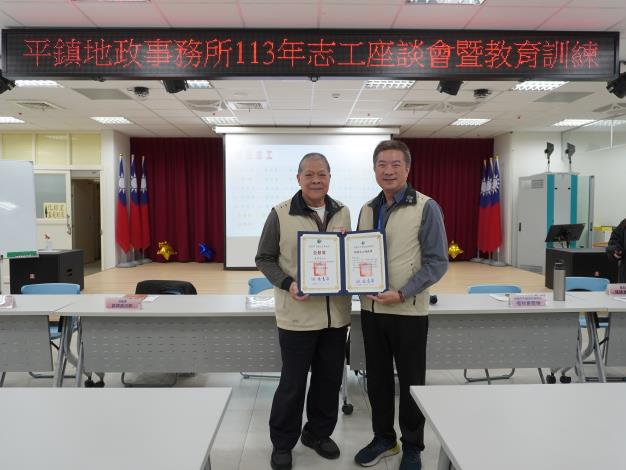 主任頒發績優獎及全勤獎予志工戴興昌