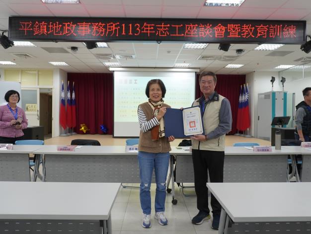 主任頒發績優獎予志工邱美子