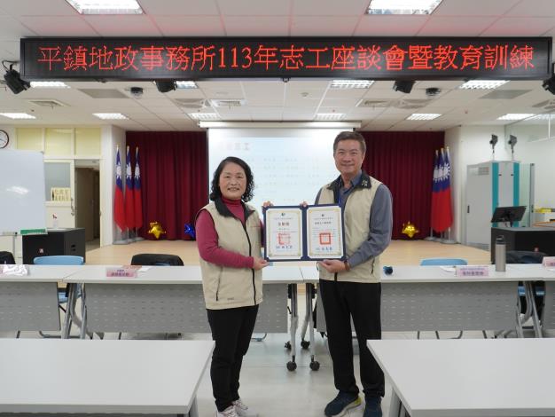 主任頒發績優獎及全勤獎予志工戴玉蘭