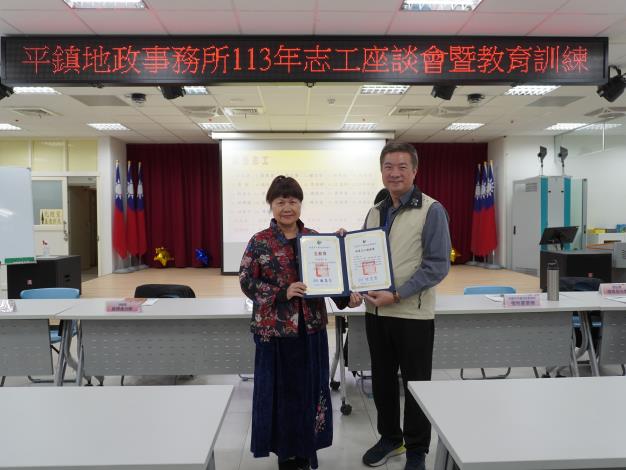 主任頒發感謝狀給隊長