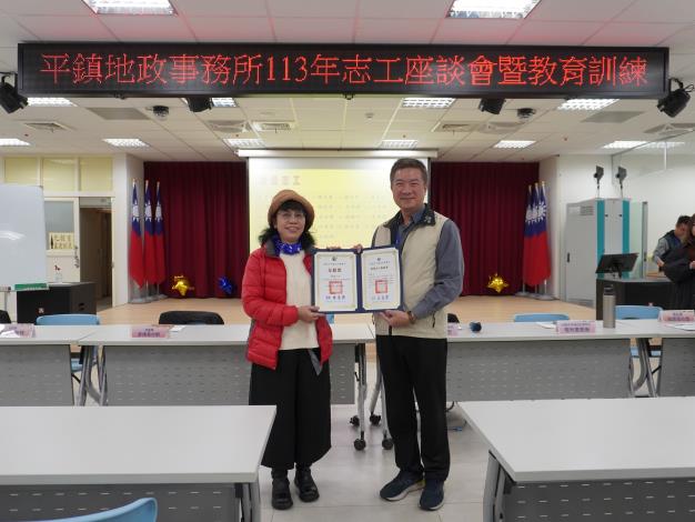 主任頒發績優獎及全勤獎予志工蕭梅