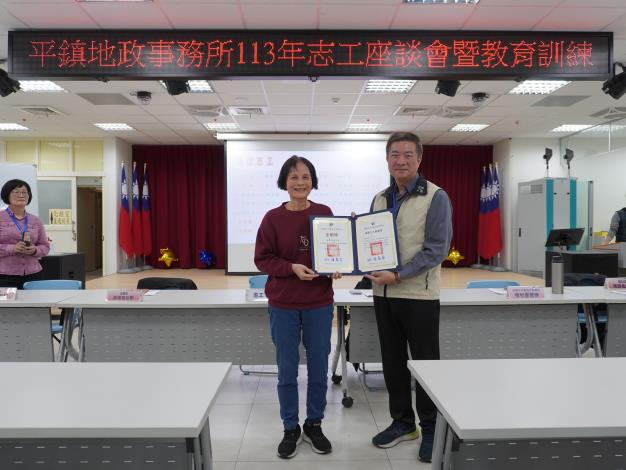 主任頒發績優獎及全勤獎予志工范姜淑琴