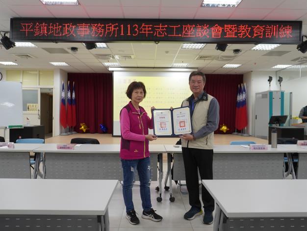主任頒發績優獎及全勤獎予志工劉美玉