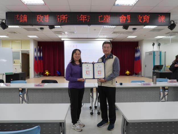 主任頒發績優獎及全勤獎予志工賴月玉