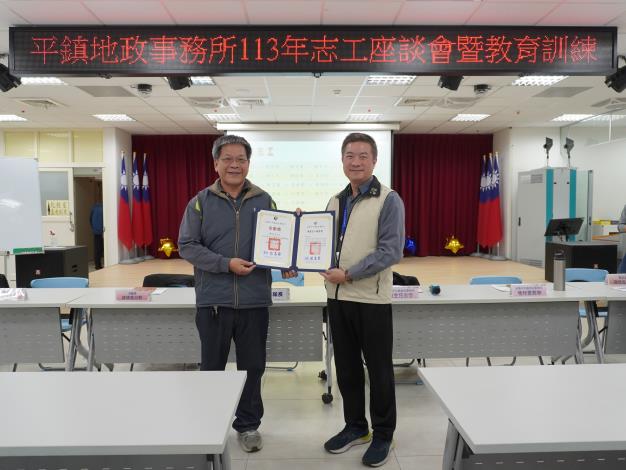 主任頒發績優獎及全勤獎予志工鍾文吉