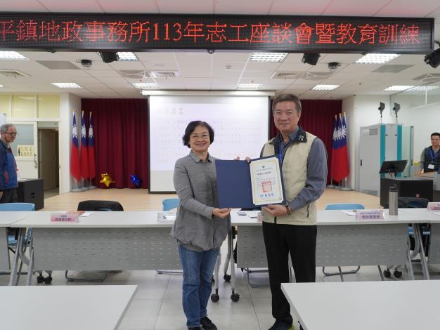 主任頒發績優獎予志工胡梅蘭