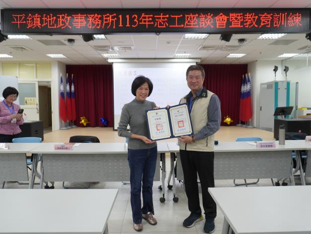 主任頒發績優獎及全勤獎予志工張秋華