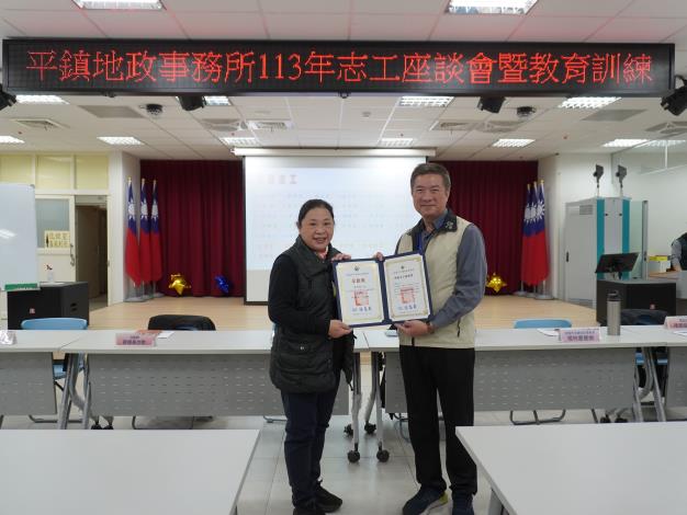 主任頒發績優獎及全勤獎予志工黃秀鳳