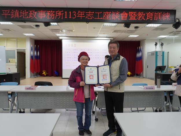 主任頒發績優獎及全勤獎予志工徐葉喜玉