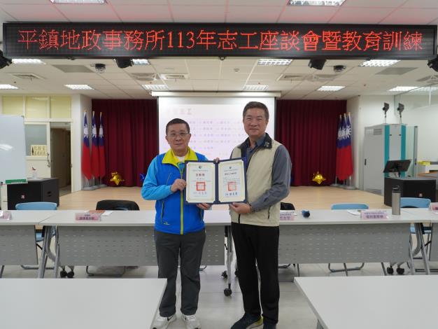 主任頒發績優獎及全勤獎予志工陳文筆