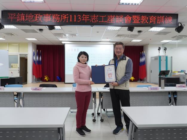 主任頒發績優獎予志工呂枋樺