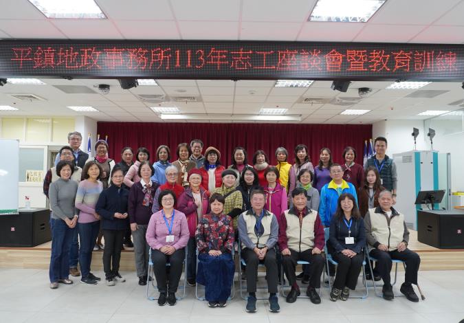 主任及長官與志工夥伴合影