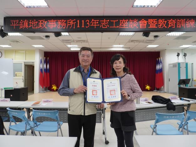 主任頒發績優獎及全勤獎予志工關義嬌