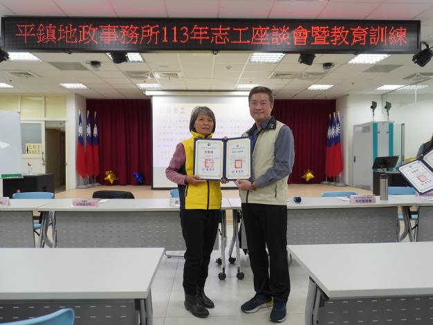 主任頒發績優獎及全勤獎予志工李金靜