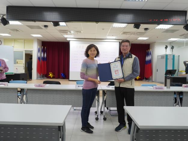 主任頒發績優獎予志工陳美惠