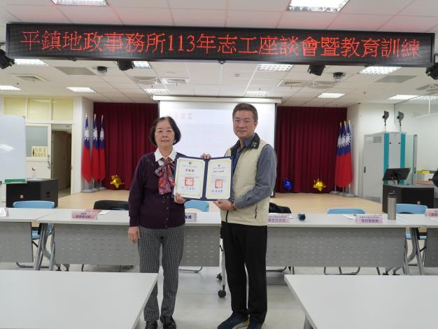主任頒發績優獎及全勤獎予志工林曼超