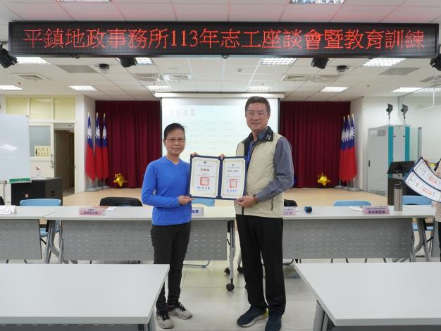 主任頒發績優獎及全勤獎予志工徐瑞蓮