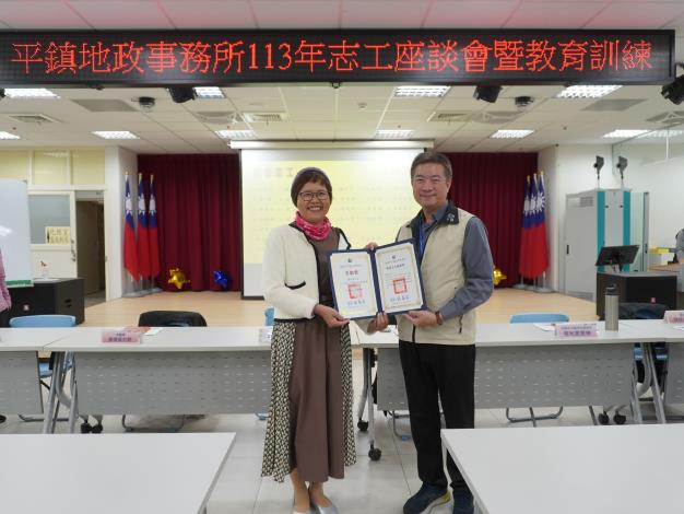 主任頒發績優獎及全勤獎予志工陳丹雲