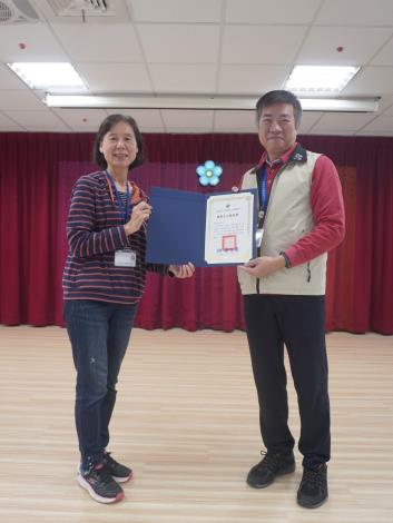 主任頒發績優獎予志工邱淑雯
