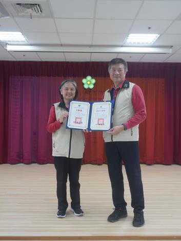 主任頒發績優獎及全勤獎予志工宋林淑慈