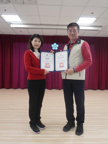 主任頒發績優獎及全勤獎予志工呂枋樺