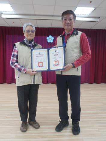 主任頒發績優獎及全勤獎予志工江雪梅