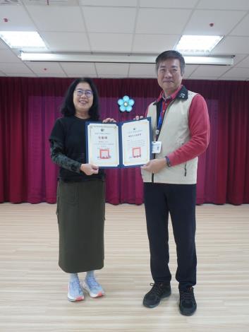 主任頒發績優獎及全勤獎予志工鍾鳳玲