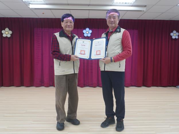 主任頒發績優獎及全勤獎予志工官宏信