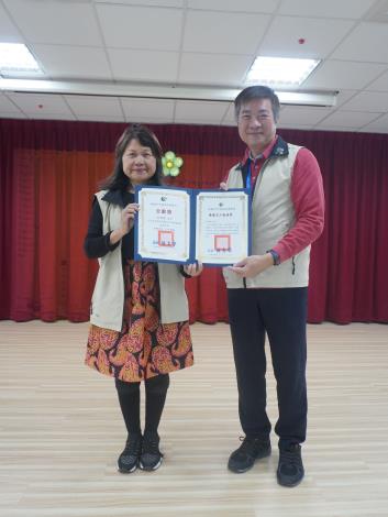 主任頒發績優獎及全勤獎予志工吳金鐶