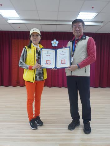 主任頒發績優獎及全勤獎予志工邱寶秀
