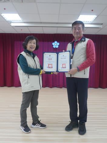 主任頒發績優獎及全勤獎予志工范桂珠