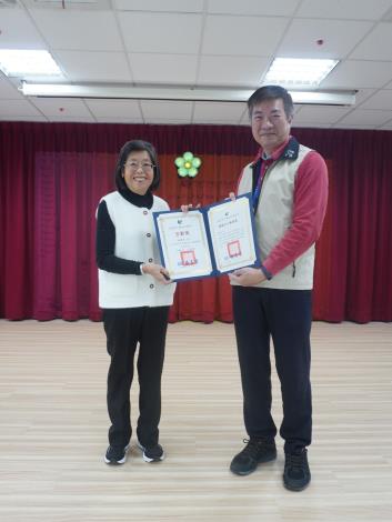 主任頒發績優獎及全勤獎予志工林愛珠