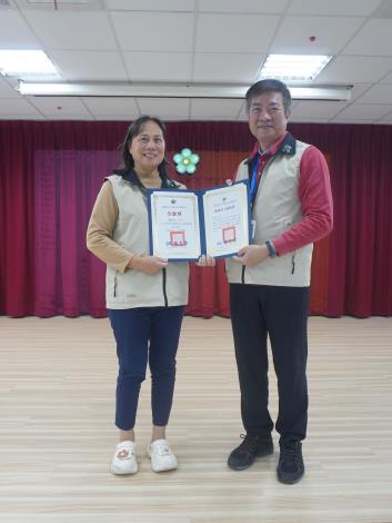 主任頒發績優獎及全勤獎予志工賴月玉