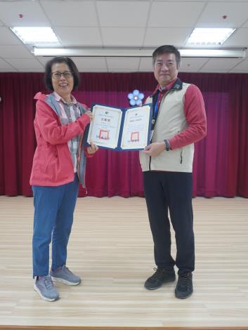主任頒發績優獎及全勤獎予志工邱美子