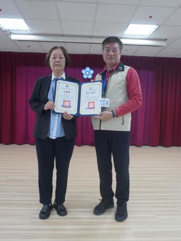 主任頒發績優獎及全勤獎予志工林曼超