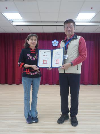 主任頒發績優獎及全勤獎予志工楊詠吟