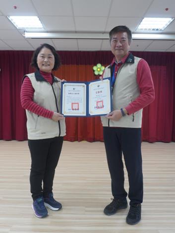 主任頒發績優獎及全勤獎予志工戴玉蘭